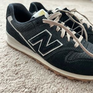 Women’s New Balance 996 sneakers size 8, EUC, (WL996LU2)